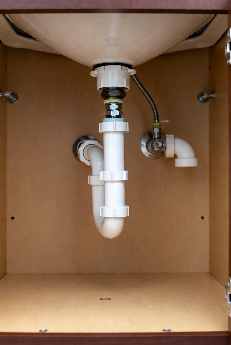 Extra-deep P-trap that can collect debris and clog